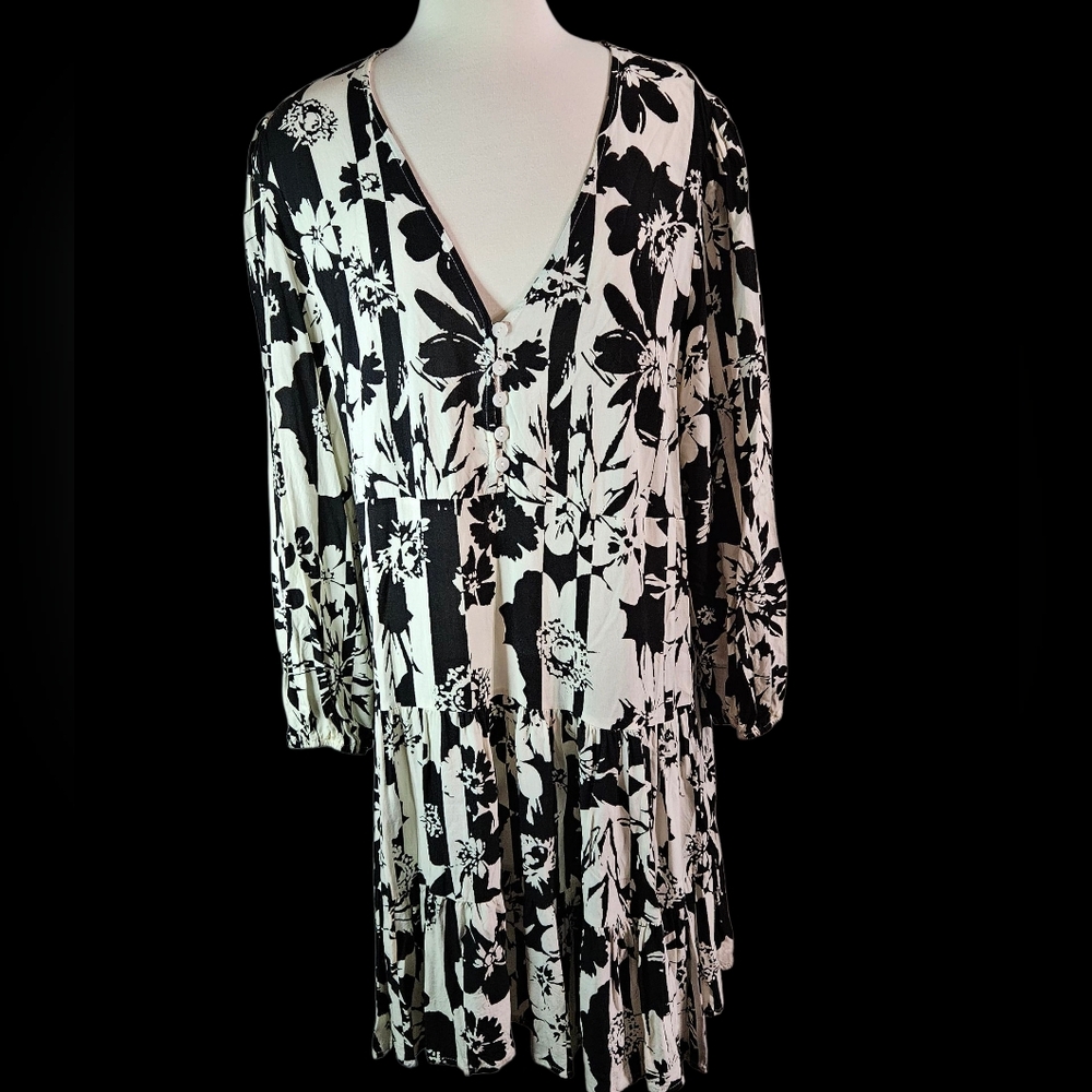 Rusttydustty Brand Dress Size 2X Black & Off White Floral EUC